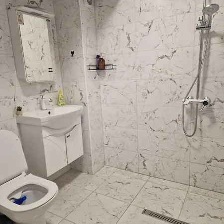 Charming & Quiet Retreat Near Center Lejlighed